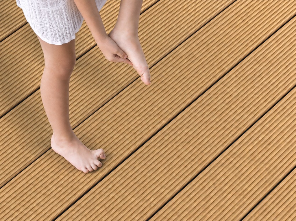 Terrassendiele, die sich im Sommer stark aufheizen